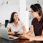 Persona comparando los sistemas de pensiones AFP y ONP para decidir su jubilación en 2026.