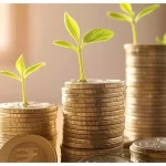 Persona analizando diversas opciones para invertir en Perú en 2026 y asegurar su estabilidad financiera.