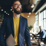 Emprendedor de éxito visualizando el futuro, encarnando el perfil emprendedor y sus claves.