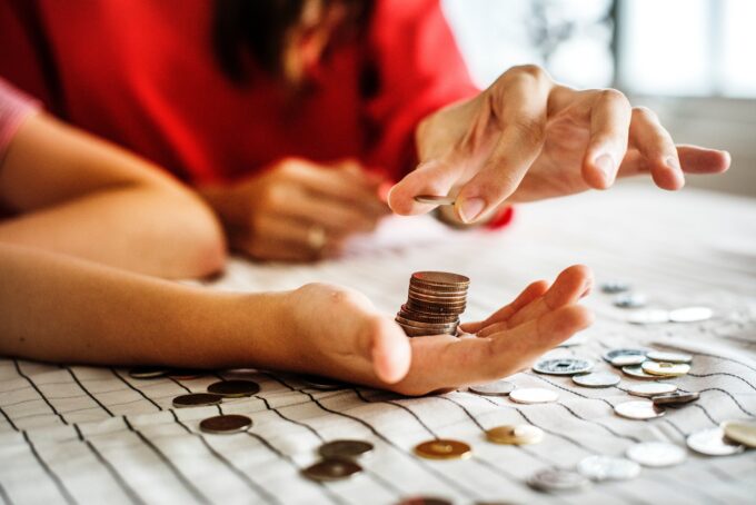 Un trabajador dependiente en Perú calculando su retención de quinta categoría y opciones de deducción de gastos.