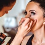 Mujer emprendedora planificando cómo abrir un negocio de maquillaje con éxito