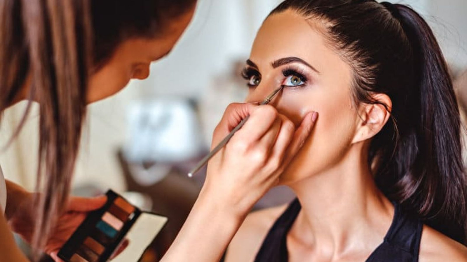 Mujer emprendedora planificando cómo abrir un negocio de maquillaje con éxito