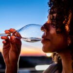 Grupo de profesionales diversos celebrando logros financieros, representando carreras de alto potencial para ser millonario.