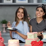 Emprendedor preparando postres peruanos para su negocio de repostería artesanal en Perú.