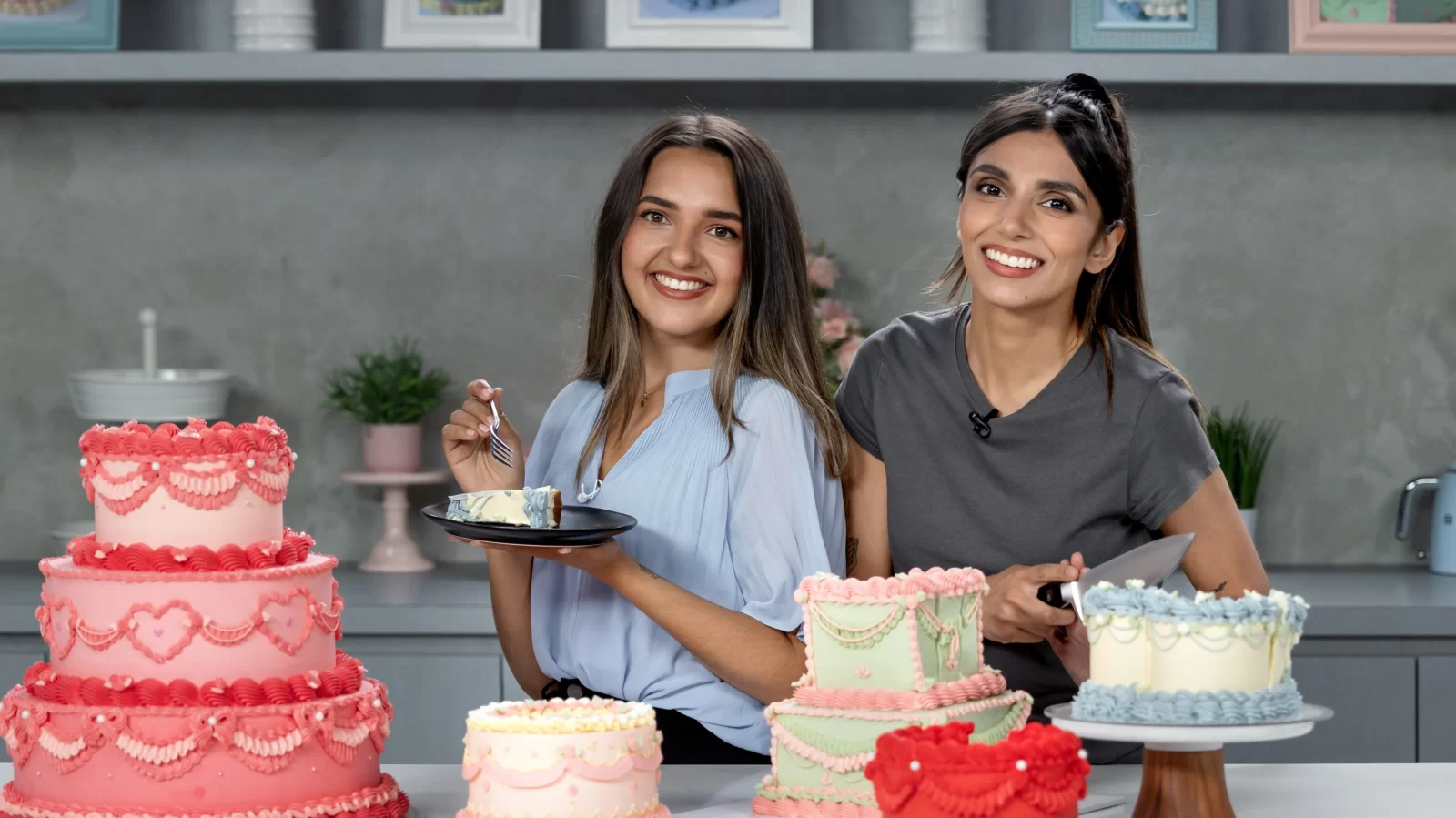 Emprendedor preparando postres peruanos para su negocio de repostería artesanal en Perú.