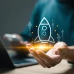 Emprendedor analizando estrategias clave para lanzar y escalar pequeña empresa con éxito.