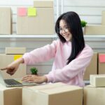Emprendedor planificando estrategias para negocios digitales rentables en 2026 con iconos de consultoría y e-commerce.