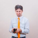 Persona generando dinero urgente sin invertir desde casa con su portátil.