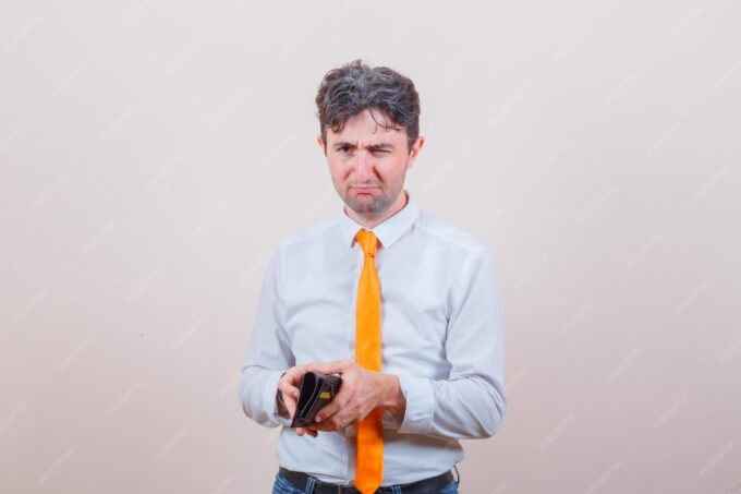 Persona generando dinero urgente sin invertir desde casa con su portátil.