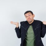 Emprendedor buscando ideas rentables para ganar dinero sin invertir mucho