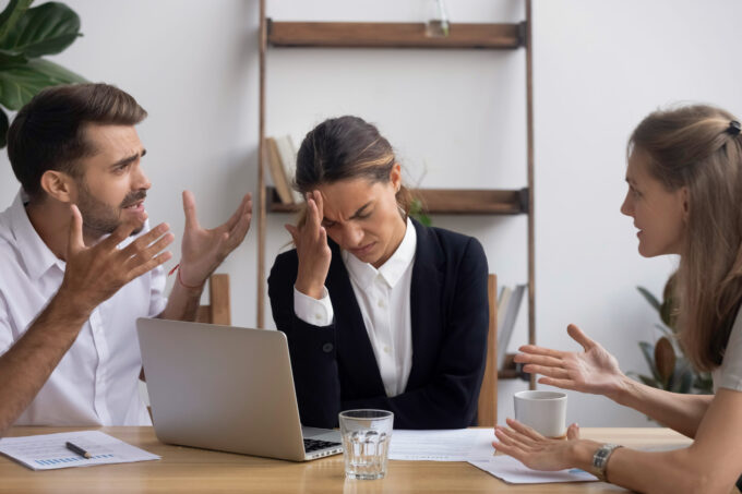 Líder abordando problemas de comunicación con empleados difíciles en la oficina.