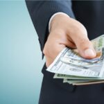 Persona solicitando préstamos de 500 soles al instante con Infocorp desde su teléfono móvil.