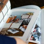 Persona mostrando productos de catálogo y recibiendo dinero, simbolizando vender por catálogo sin invertir.