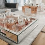 Emprendedor planificando estrategias y proveedores para vender perfumes originales de mujer con éxito.