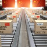 Joven seleccionando productos online con el globo terráqueo de fondo, ilustrando cómo comprar en China desde Perú.