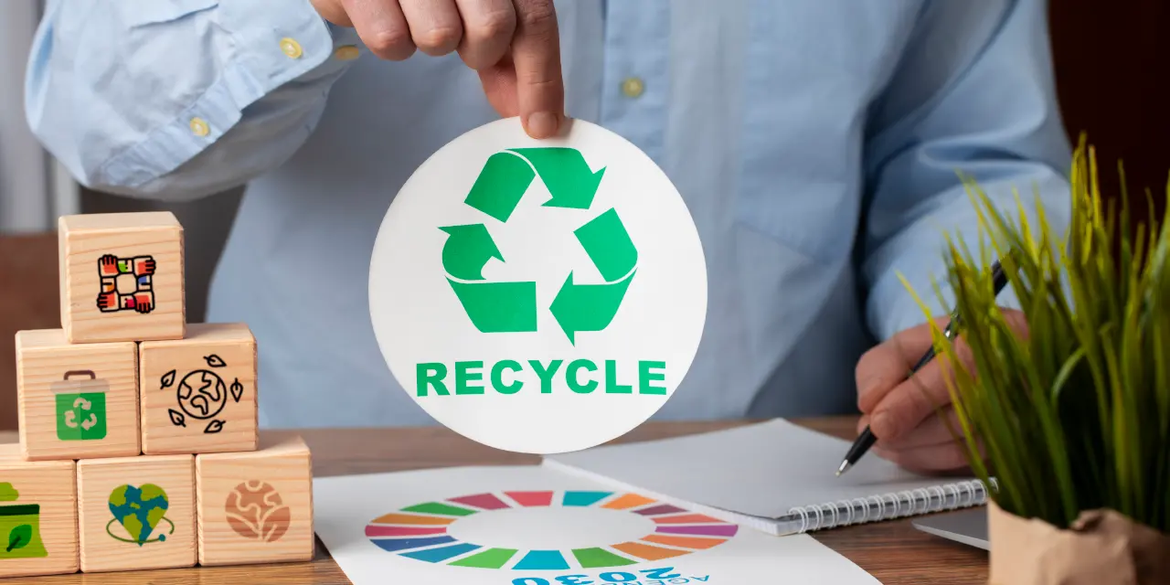 Emprendedores innovando con soluciones ecológicas para el emprendimiento verde y sostenible.