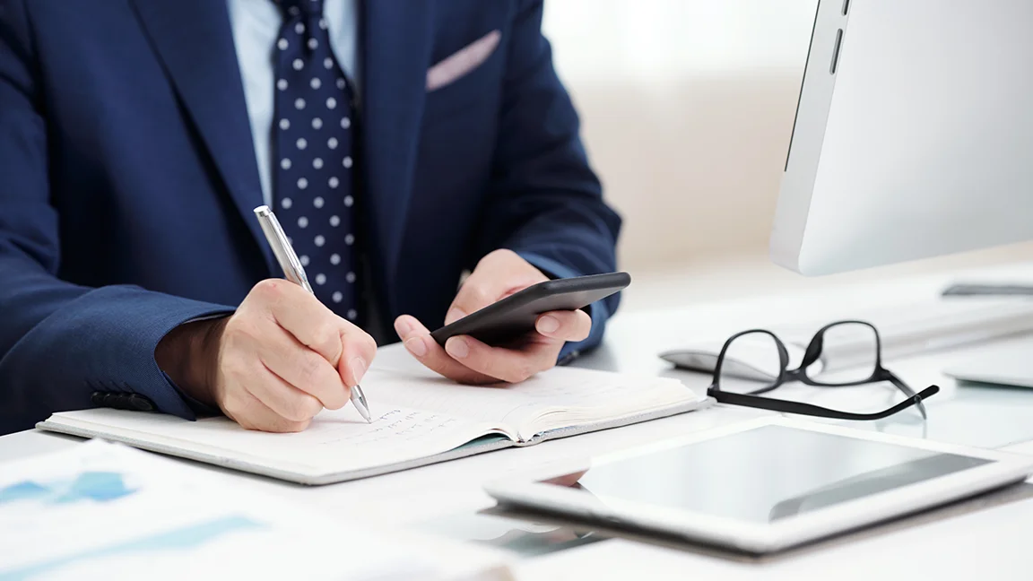 Emprendedor revisando documentos legales para establecer la razón social de su empresa.