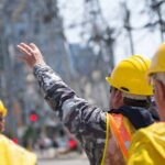 Familia y comunidad practicando evacuación organizada en simulacro de sismos para su seguridad