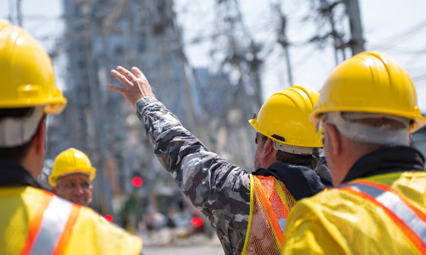 Familia y comunidad practicando evacuación organizada en simulacro de sismos para su seguridad