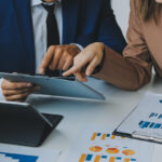 Líderes empresariales planificando y ejecutando una gestión estratégica empresarial efectiva.