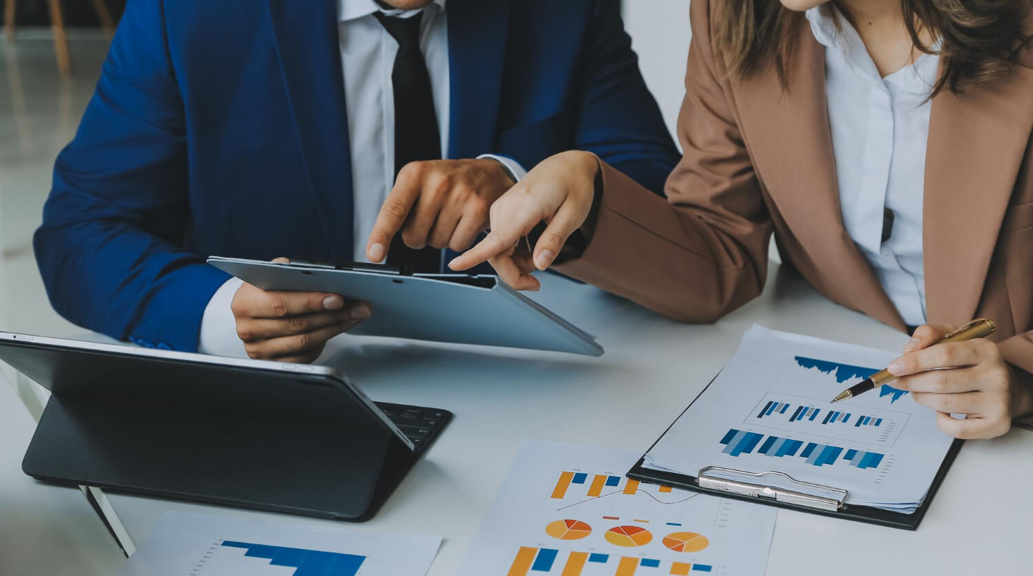 Líderes empresariales planificando y ejecutando una gestión estratégica empresarial efectiva.