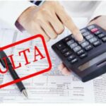 Contribuyente revisando normativas para evitar multas tributarias en Perú SUNAT.