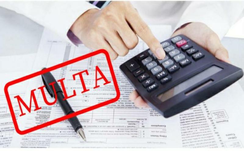 Contribuyente revisando normativas para evitar multas tributarias en Perú SUNAT.