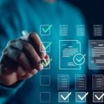 Emprendedor peruano organizando sus registros financieros con un software, esencial para la contabilidad de negocio en Perú y el cumplimiento SUNAT.