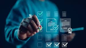 Emprendedor peruano organizando sus registros financieros con un software, esencial para la contabilidad de negocio en Perú y el cumplimiento SUNAT.