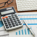 Contador analizando reportes de depreciación contable en Perú para optimizar impuestos empresariales