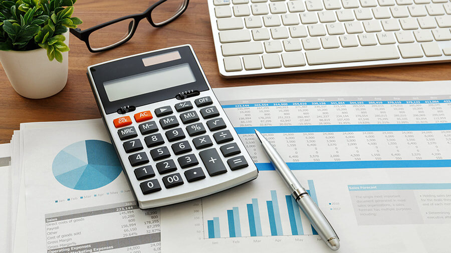 Contador analizando reportes de depreciación contable en Perú para optimizar impuestos empresariales