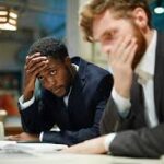 Empresario superando obstáculos para evitar errores en gestión empresarial y lograr crecimiento.