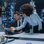 Profesionales aplicando las funciones de la administración: planificación, organización, dirección y control en un entorno de negocio.